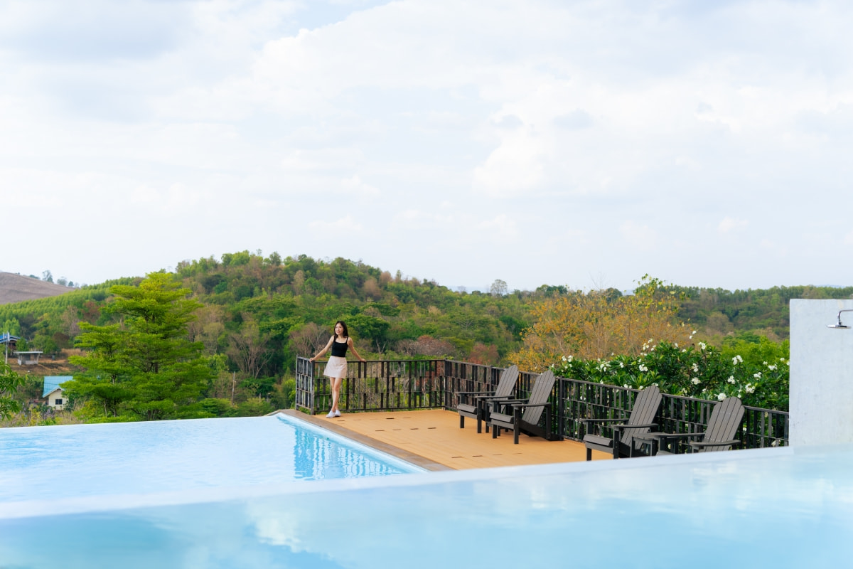 สระว่ายน้ำวิวภูเขา Veravian Resort วังน้ำเขียว