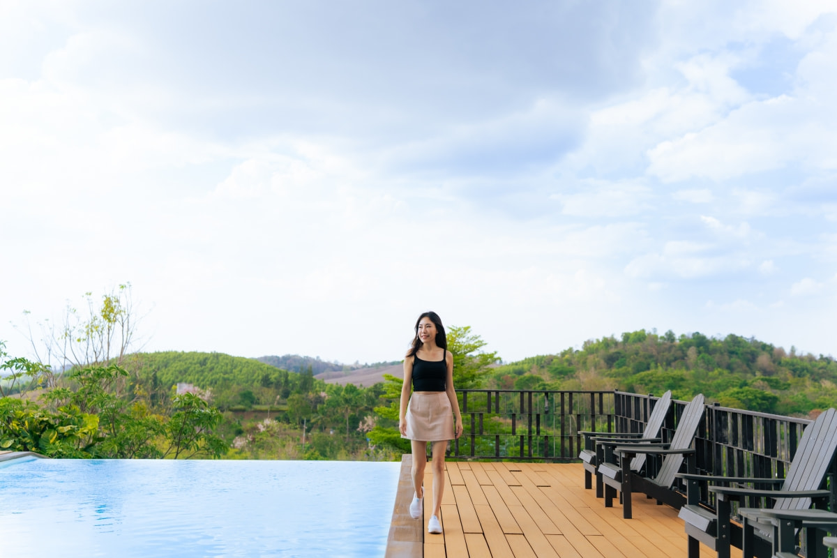 สระว่ายน้ำวิวภูเขา Veravian Resort วังน้ำเขียว